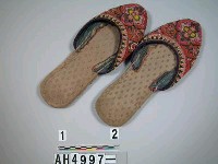 藏品(珠繡花拖鞋(左))的圖片